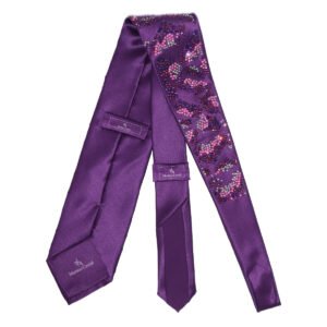 Cravatta sartoriale in seta viola con cristalli Swarovski rosa, viola e cristallo