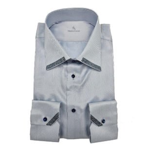 Camicia di seta azzurro mat, raffinate micro righe e profili Swarovski, fatta a mano in Italia